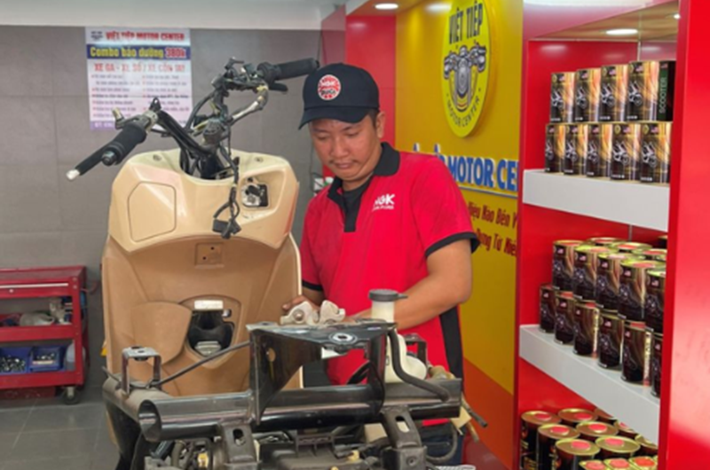 Free motorcycle care program in Ho Chi Minh city: where to hard replace spark plug - there is NGK!