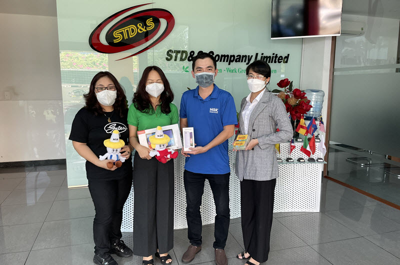 NGK SPARK PLUGS COOPERATE WITH MAI LINH GROUP