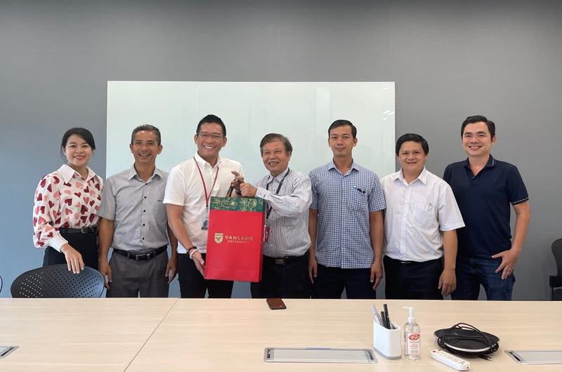 Khoa công nghệ ô tô đại học Văn Lang ghé thăm văn phòng NGK Việt Nam