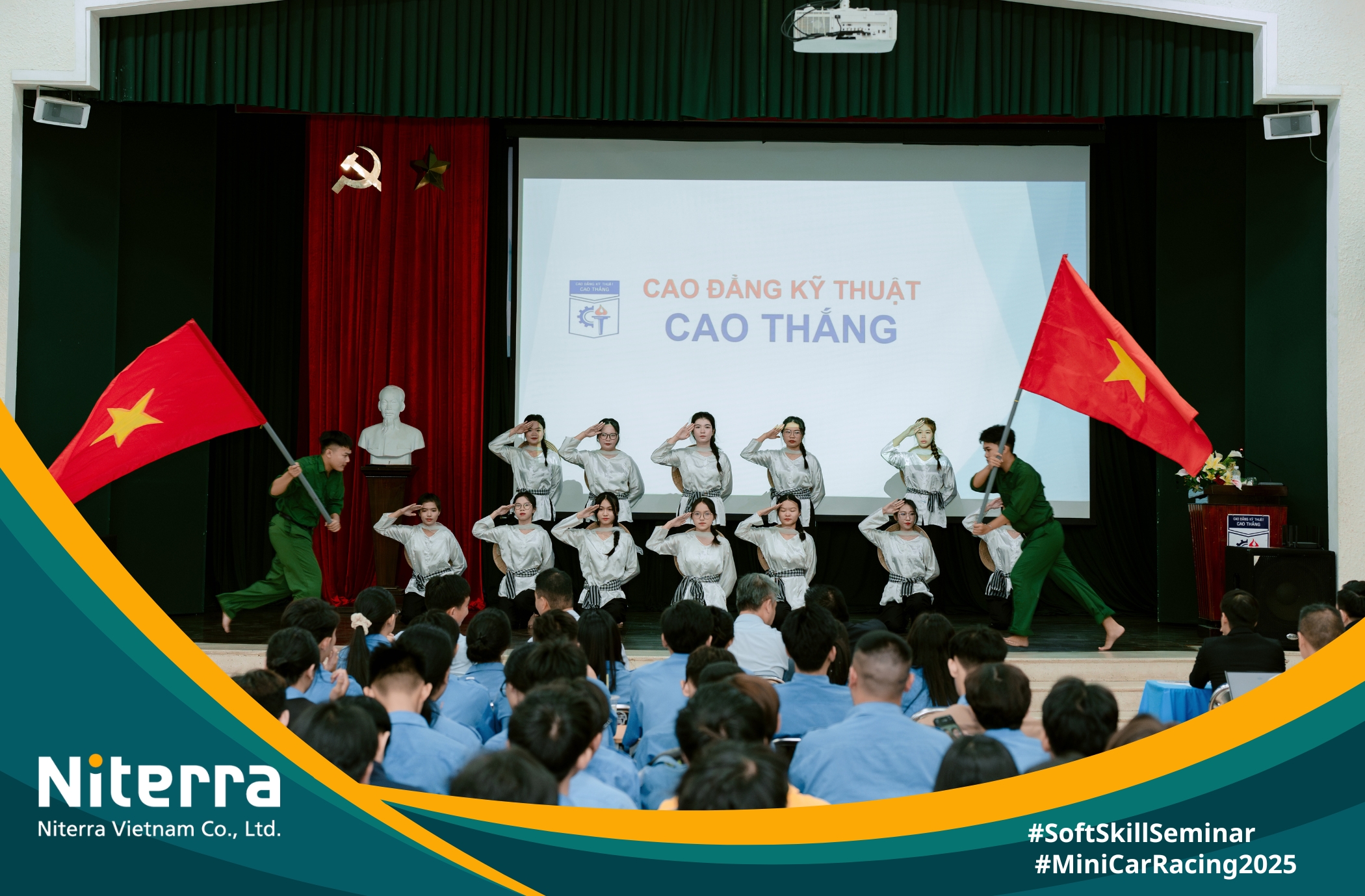 Sinh viên trường Cao Thắng cống hiến tiết mục văn nghệ hào hùng, khơi dậy lòng yêu nước và tự hào dân tộc.