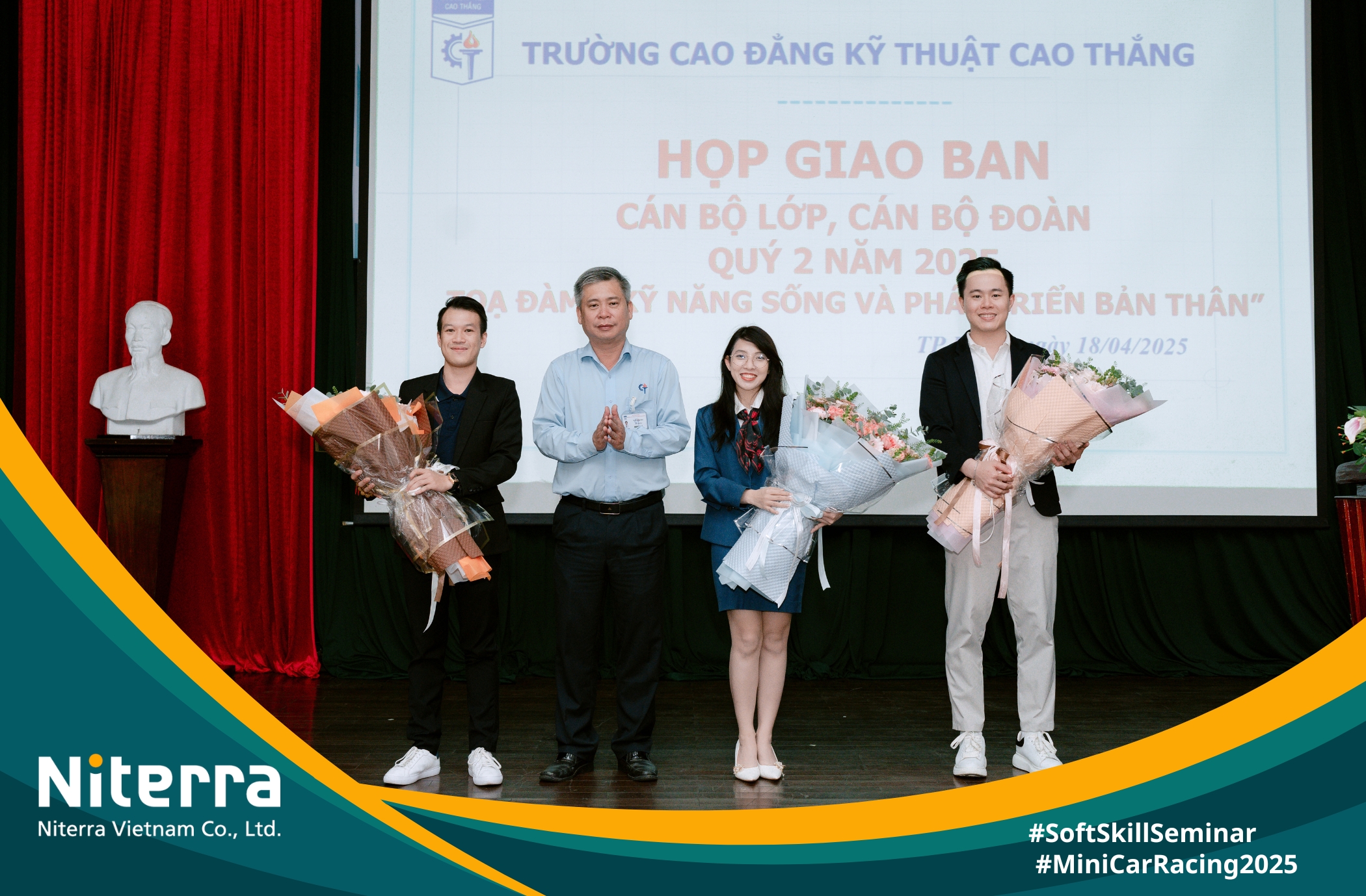 Tiến sĩ Lê Đình Kha - Hiệu trưởng trường Cao Thắng - tôn vinh các diễn giả đến với chương trình.
