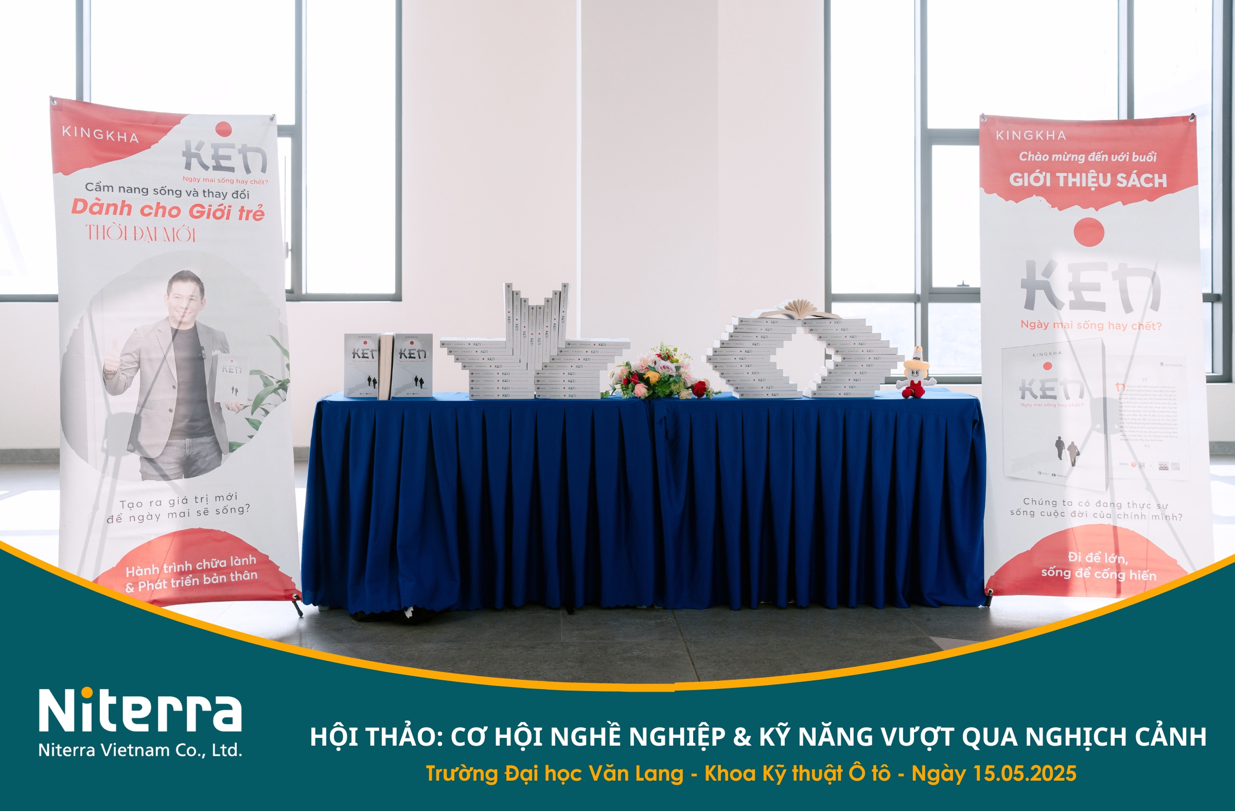 Khu vực trưng bày sách Ken - Ngày mai sống hay c.h.ế.t? trước giờ diễn ra hội thảo.