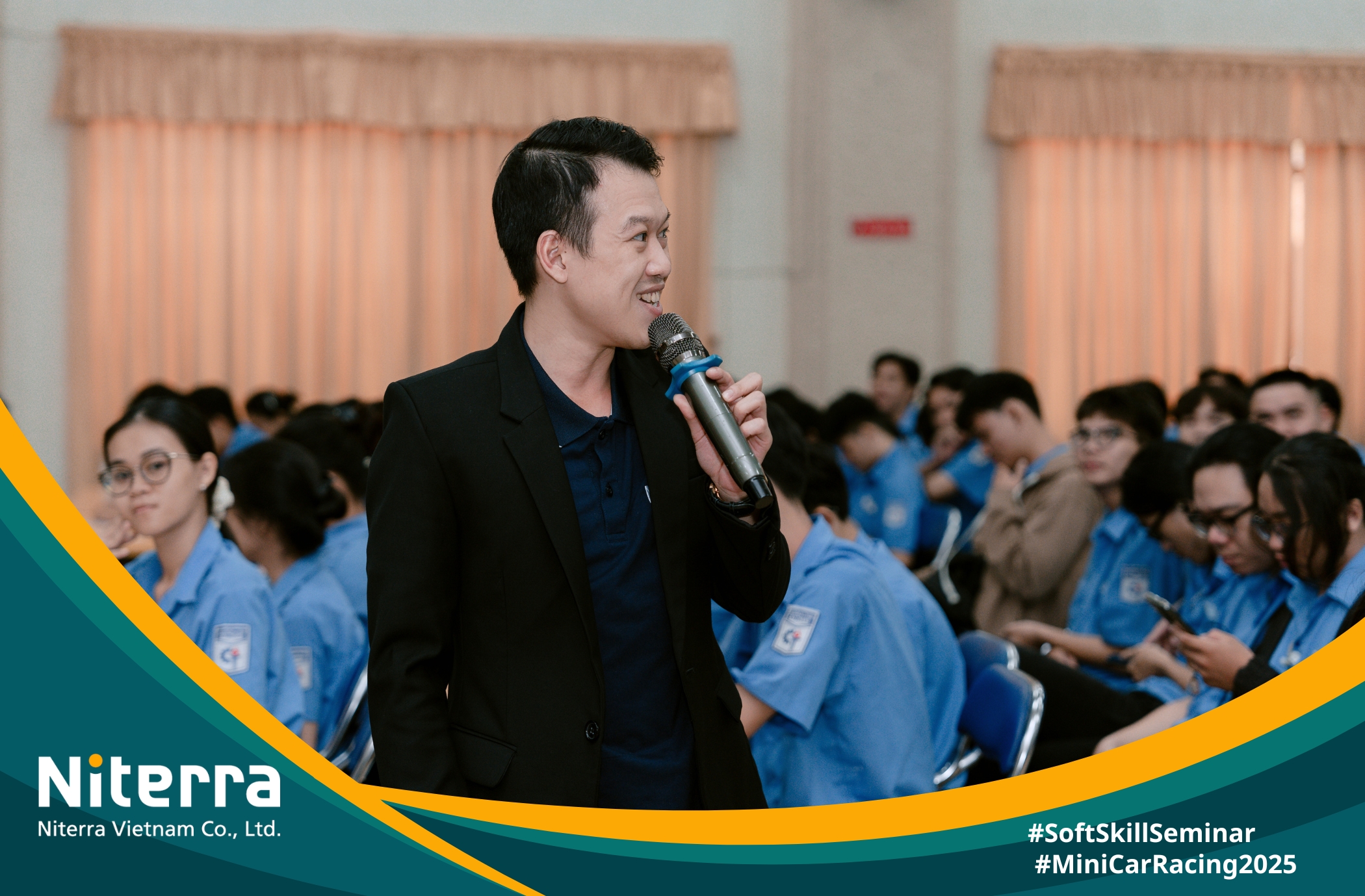 Ông Trần Thanh Kha cùng các đại diện khác của Niterra Việt Nam chia sẻ trên sân khấu.