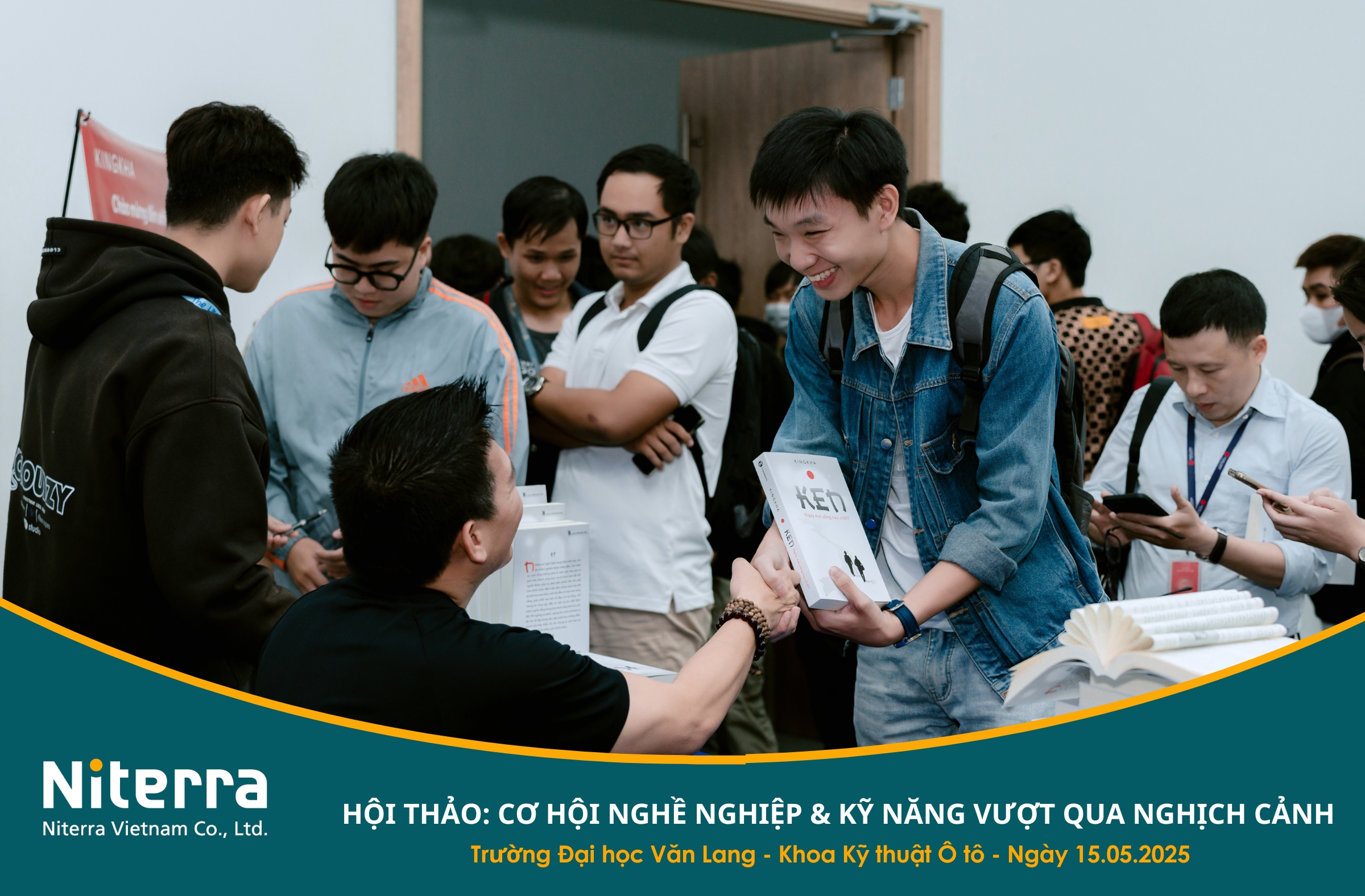 Tác giả KingKha ký tặng sách cho độc giả trước khi ra về.