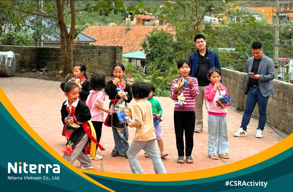 Các em nhỏ hào hứng, thích thú khi được nhận quà và vui đùa cùng các thành viên trong đoàn thiện nguyện.