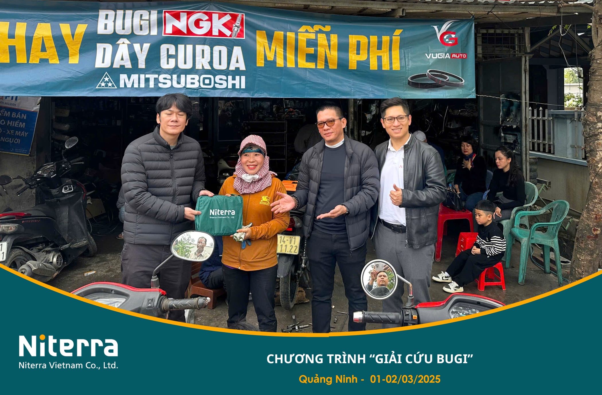 Mỗi lượt khách ghé cửa hàng đều được Niterra Việt Nam tặng quà trước khi ra về.