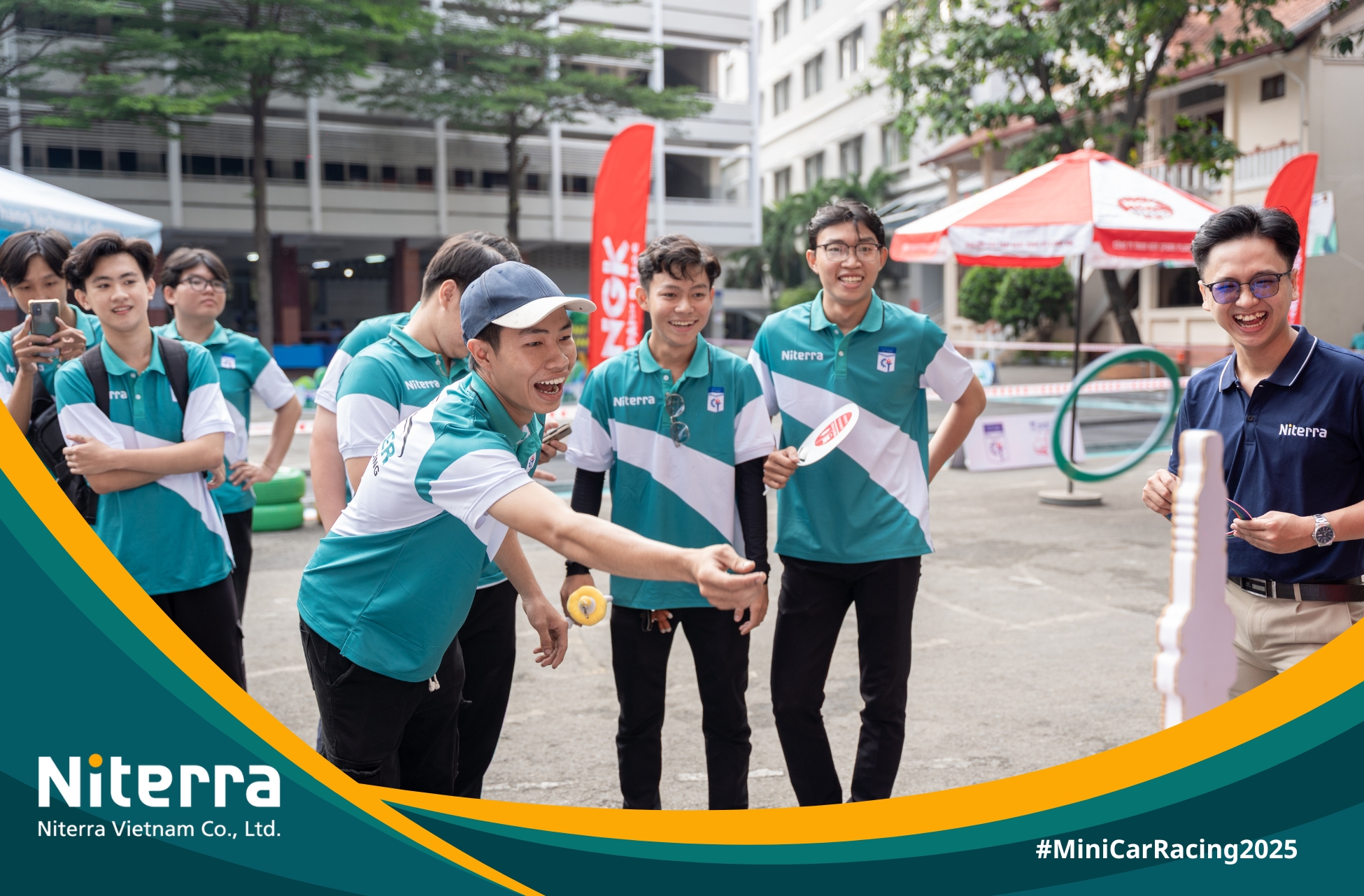 Khu vực trưng bày đầy màu sắc của Niterra Việt Nam thu hút sự quan tâm của nhiều bạn trẻ